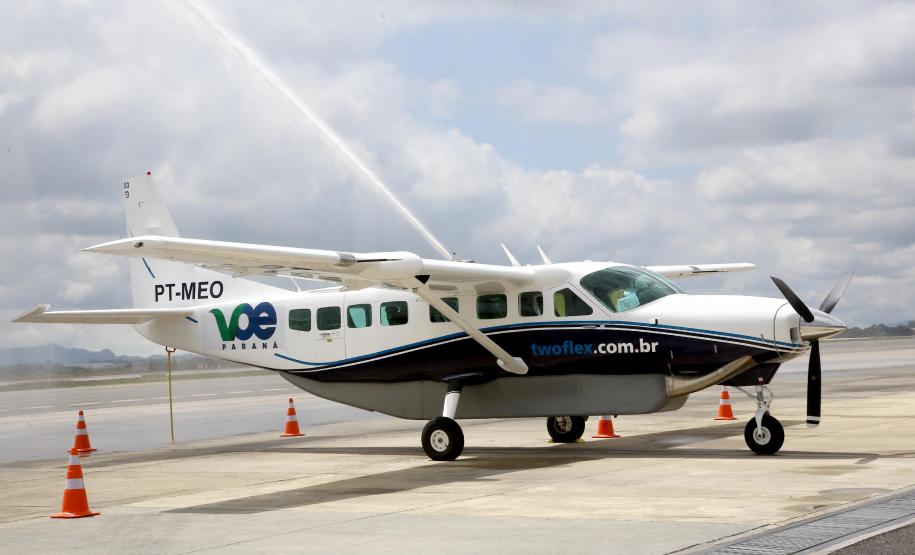 Dois potentes jatos de água batizaram simbolicamente as primeiras aeronaves que partiram com voos de Curitiba para o Interior do Estado inaugurando oficialmente, nesta terça-feira (22), o programa Voe Paraná. O governador Carlos Massa Ratinho Junior acompanhou a estreia no Aeroporto Afonso Pena, em São José dos Pinhais, recepcionando os primeiros passageiros com destino ao Interior do Estado.
