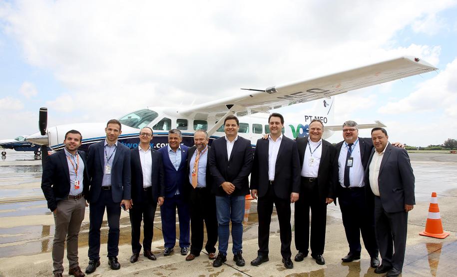 Dois potentes jatos de água batizaram simbolicamente as primeiras aeronaves que partiram com voos de Curitiba para o Interior do Estado inaugurando oficialmente, nesta terça-feira (22), o programa Voe Paraná. O governador Carlos Massa Ratinho Junior acompanhou a estreia no Aeroporto Afonso Pena, em São José dos Pinhais, recepcionando os primeiros passageiros com destino ao Interior do Estado.