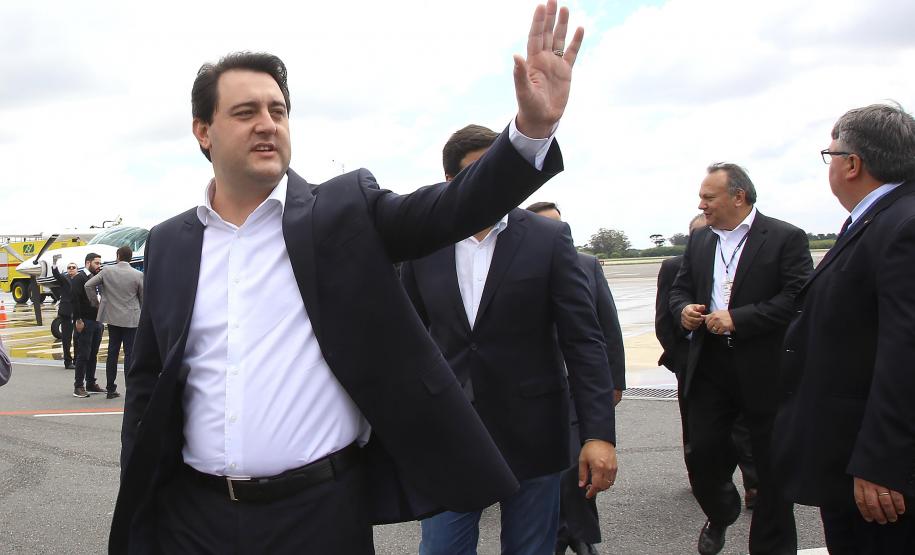 Dois potentes jatos de água batizaram simbolicamente as primeiras aeronaves que partiram com voos de Curitiba para o Interior do Estado inaugurando oficialmente, nesta terça-feira (22), o programa Voe Paraná. O governador Carlos Massa Ratinho Junior acompanhou a estreia no Aeroporto Afonso Pena, em São José dos Pinhais, recepcionando os primeiros passageiros com destino ao Interior do Estado.