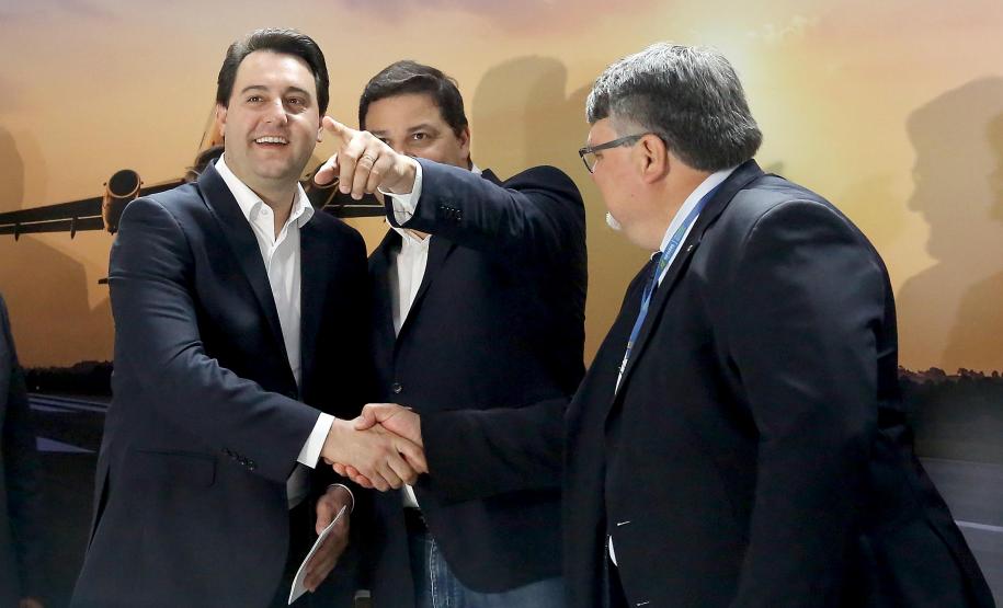 Dois potentes jatos de água batizaram simbolicamente as primeiras aeronaves que partiram com voos de Curitiba para o Interior do Estado inaugurando oficialmente, nesta terça-feira (22), o programa Voe Paraná. O governador Carlos Massa Ratinho Junior acompanhou a estreia no Aeroporto Afonso Pena, em São José dos Pinhais, recepcionando os primeiros passageiros com destino ao Interior do Estado.