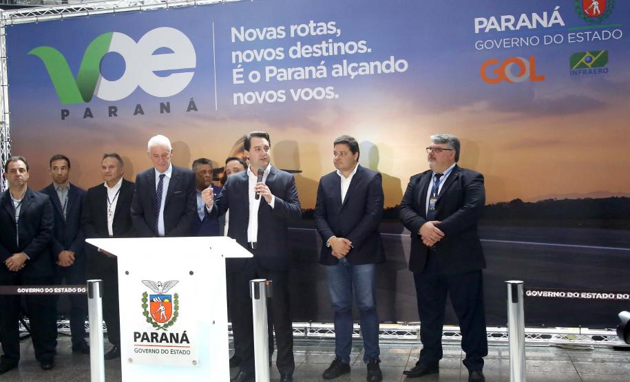 Dois potentes jatos de água batizaram simbolicamente as primeiras aeronaves que partiram com voos de Curitiba para o Interior do Estado inaugurando oficialmente, nesta terça-feira (22), o programa Voe Paraná. O governador Carlos Massa Ratinho Junior acompanhou a estreia no Aeroporto Afonso Pena, em São José dos Pinhais, recepcionando os primeiros passageiros com destino ao Interior do Estado.