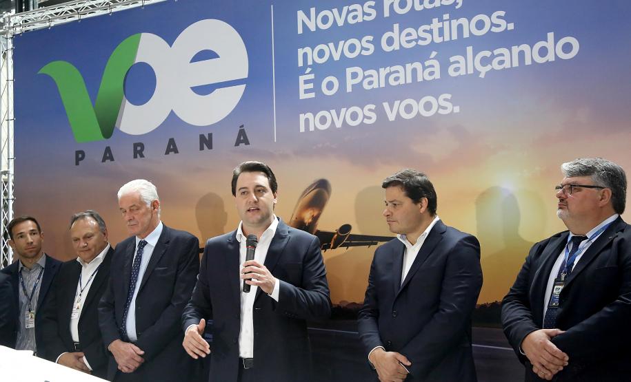 Dois potentes jatos de água batizaram simbolicamente as primeiras aeronaves que partiram com voos de Curitiba para o Interior do Estado inaugurando oficialmente, nesta terça-feira (22), o programa Voe Paraná. O governador Carlos Massa Ratinho Junior acompanhou a estreia no Aeroporto Afonso Pena, em São José dos Pinhais, recepcionando os primeiros passageiros com destino ao Interior do Estado.