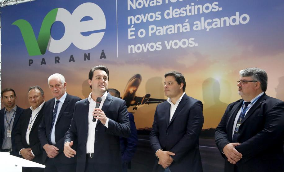 Dois potentes jatos de água batizaram simbolicamente as primeiras aeronaves que partiram com voos de Curitiba para o Interior do Estado inaugurando oficialmente, nesta terça-feira (22), o programa Voe Paraná. O governador Carlos Massa Ratinho Junior acompanhou a estreia no Aeroporto Afonso Pena, em São José dos Pinhais, recepcionando os primeiros passageiros com destino ao Interior do Estado.