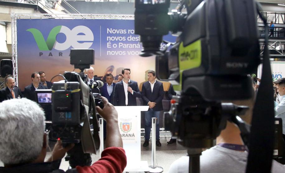 Dois potentes jatos de água batizaram simbolicamente as primeiras aeronaves que partiram com voos de Curitiba para o Interior do Estado inaugurando oficialmente, nesta terça-feira (22), o programa Voe Paraná. O governador Carlos Massa Ratinho Junior acompanhou a estreia no Aeroporto Afonso Pena, em São José dos Pinhais, recepcionando os primeiros passageiros com destino ao Interior do Estado.