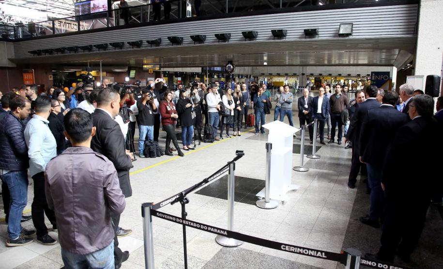Dois potentes jatos de água batizaram simbolicamente as primeiras aeronaves que partiram com voos de Curitiba para o Interior do Estado inaugurando oficialmente, nesta terça-feira (22), o programa Voe Paraná. O governador Carlos Massa Ratinho Junior acompanhou a estreia no Aeroporto Afonso Pena, em São José dos Pinhais, recepcionando os primeiros passageiros com destino ao Interior do Estado.