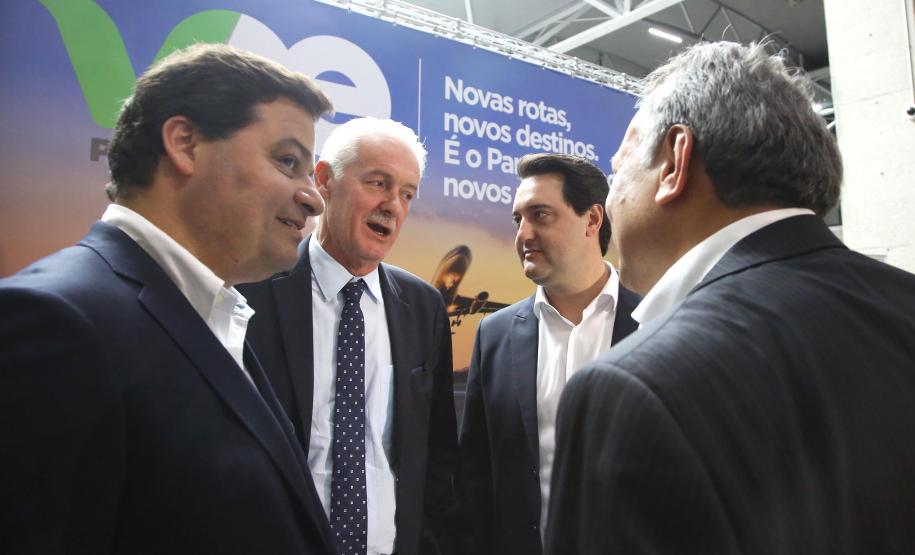 Dois potentes jatos de água batizaram simbolicamente as primeiras aeronaves que partiram com voos de Curitiba para o Interior do Estado inaugurando oficialmente, nesta terça-feira (22), o programa Voe Paraná. O governador Carlos Massa Ratinho Junior acompanhou a estreia no Aeroporto Afonso Pena, em São José dos Pinhais, recepcionando os primeiros passageiros com destino ao Interior do Estado.