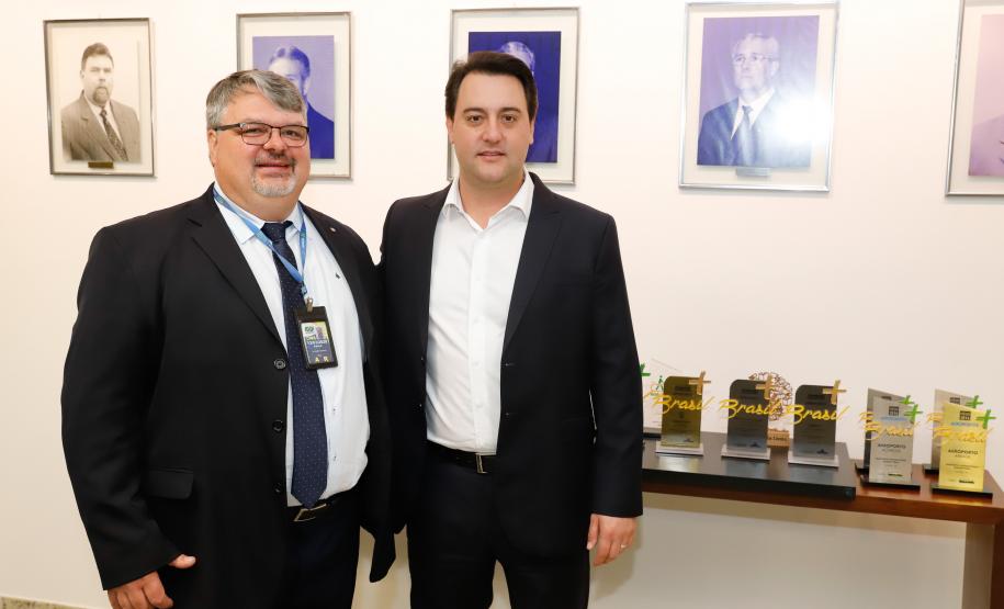 Dois potentes jatos de água batizaram simbolicamente as primeiras aeronaves que partiram com voos de Curitiba para o Interior do Estado inaugurando oficialmente, nesta terça-feira (22), o programa Voe Paraná. O governador Carlos Massa Ratinho Junior acompanhou a estreia no Aeroporto Afonso Pena, em São José dos Pinhais, recepcionando os primeiros passageiros com destino ao Interior do Estado.