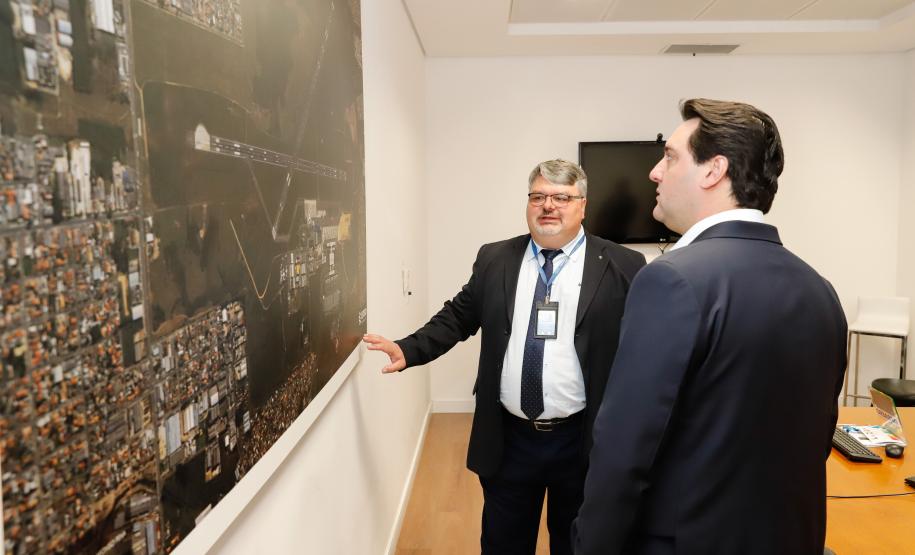 Dois potentes jatos de água batizaram simbolicamente as primeiras aeronaves que partiram com voos de Curitiba para o Interior do Estado inaugurando oficialmente, nesta terça-feira (22), o programa Voe Paraná. O governador Carlos Massa Ratinho Junior acompanhou a estreia no Aeroporto Afonso Pena, em São José dos Pinhais, recepcionando os primeiros passageiros com destino ao Interior do Estado.