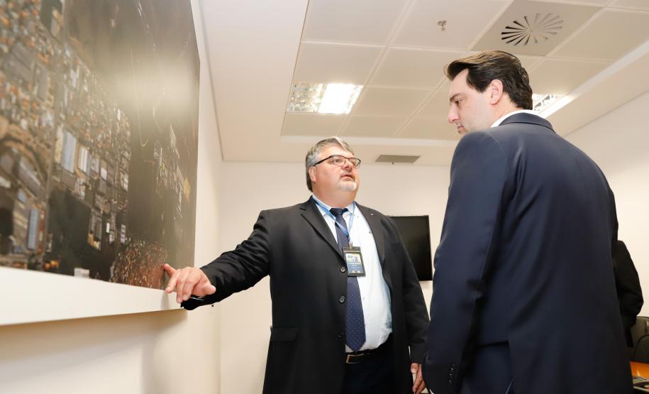 Dois potentes jatos de água batizaram simbolicamente as primeiras aeronaves que partiram com voos de Curitiba para o Interior do Estado inaugurando oficialmente, nesta terça-feira (22), o programa Voe Paraná. O governador Carlos Massa Ratinho Junior acompanhou a estreia no Aeroporto Afonso Pena, em São José dos Pinhais, recepcionando os primeiros passageiros com destino ao Interior do Estado.