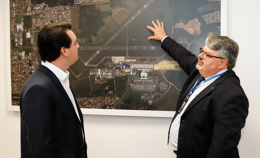 Dois potentes jatos de água batizaram simbolicamente as primeiras aeronaves que partiram com voos de Curitiba para o Interior do Estado inaugurando oficialmente, nesta terça-feira (22), o programa Voe Paraná. O governador Carlos Massa Ratinho Junior acompanhou a estreia no Aeroporto Afonso Pena, em São José dos Pinhais, recepcionando os primeiros passageiros com destino ao Interior do Estado.