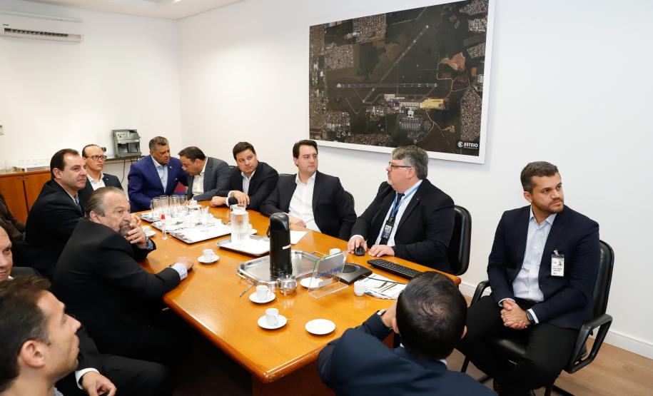 Dois potentes jatos de água batizaram simbolicamente as primeiras aeronaves que partiram com voos de Curitiba para o Interior do Estado inaugurando oficialmente, nesta terça-feira (22), o programa Voe Paraná. O governador Carlos Massa Ratinho Junior acompanhou a estreia no Aeroporto Afonso Pena, em São José dos Pinhais, recepcionando os primeiros passageiros com destino ao Interior do Estado.