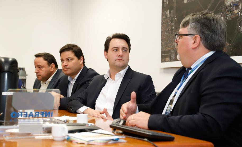 Dois potentes jatos de água batizaram simbolicamente as primeiras aeronaves que partiram com voos de Curitiba para o Interior do Estado inaugurando oficialmente, nesta terça-feira (22), o programa Voe Paraná. O governador Carlos Massa Ratinho Junior acompanhou a estreia no Aeroporto Afonso Pena, em São José dos Pinhais, recepcionando os primeiros passageiros com destino ao Interior do Estado.