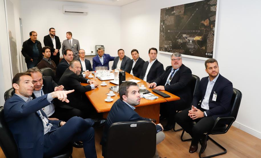 Dois potentes jatos de água batizaram simbolicamente as primeiras aeronaves que partiram com voos de Curitiba para o Interior do Estado inaugurando oficialmente, nesta terça-feira (22), o programa Voe Paraná. O governador Carlos Massa Ratinho Junior acompanhou a estreia no Aeroporto Afonso Pena, em São José dos Pinhais, recepcionando os primeiros passageiros com destino ao Interior do Estado.