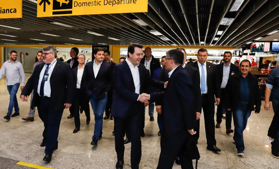 Dois potentes jatos de água batizaram simbolicamente as primeiras aeronaves que partiram com voos de Curitiba para o Interior do Estado inaugurando oficialmente, nesta terça-feira (22), o programa Voe Paraná. O governador Carlos Massa Ratinho Junior acompanhou a estreia no Aeroporto Afonso Pena, em São José dos Pinhais, recepcionando os primeiros passageiros com destino ao Interior do Estado.