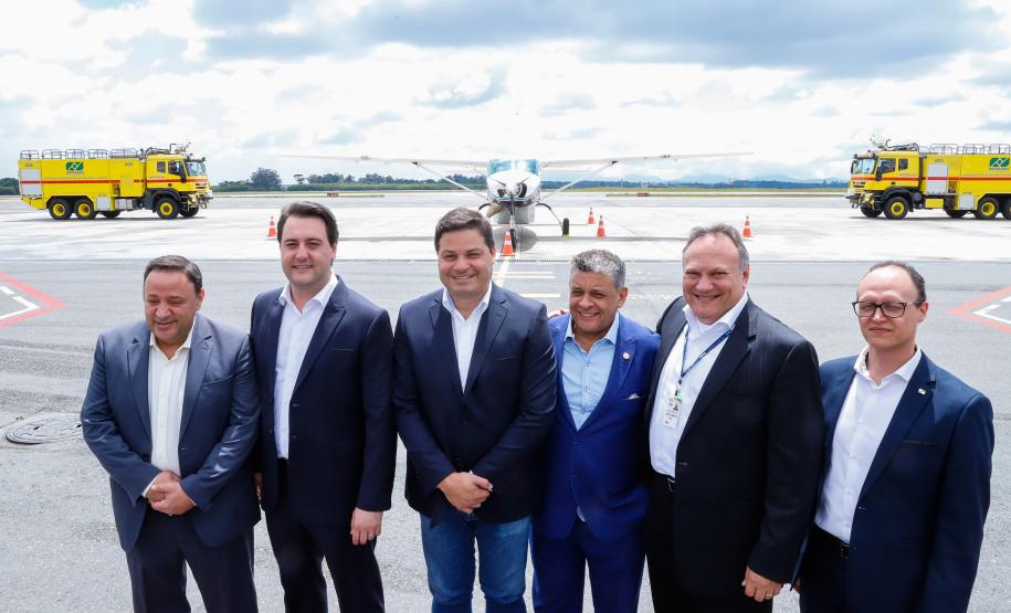 Dois potentes jatos de água batizaram simbolicamente as primeiras aeronaves que partiram com voos de Curitiba para o Interior do Estado inaugurando oficialmente, nesta terça-feira (22), o programa Voe Paraná. O governador Carlos Massa Ratinho Junior acompanhou a estreia no Aeroporto Afonso Pena, em São José dos Pinhais, recepcionando os primeiros passageiros com destino ao Interior do Estado.