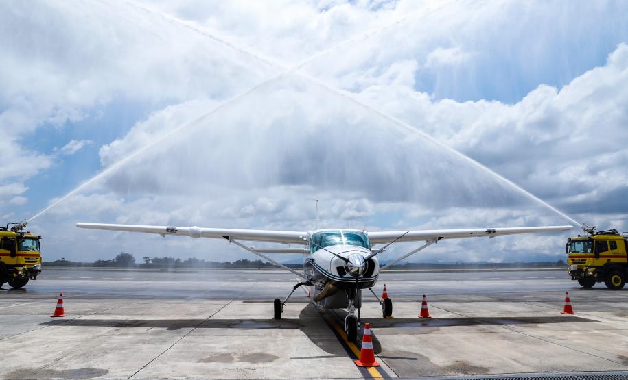 Dois potentes jatos de água batizaram simbolicamente as primeiras aeronaves que partiram com voos de Curitiba para o Interior do Estado inaugurando oficialmente, nesta terça-feira (22), o programa Voe Paraná. O governador Carlos Massa Ratinho Junior acompanhou a estreia no Aeroporto Afonso Pena, em São José dos Pinhais, recepcionando os primeiros passageiros com destino ao Interior do Estado.