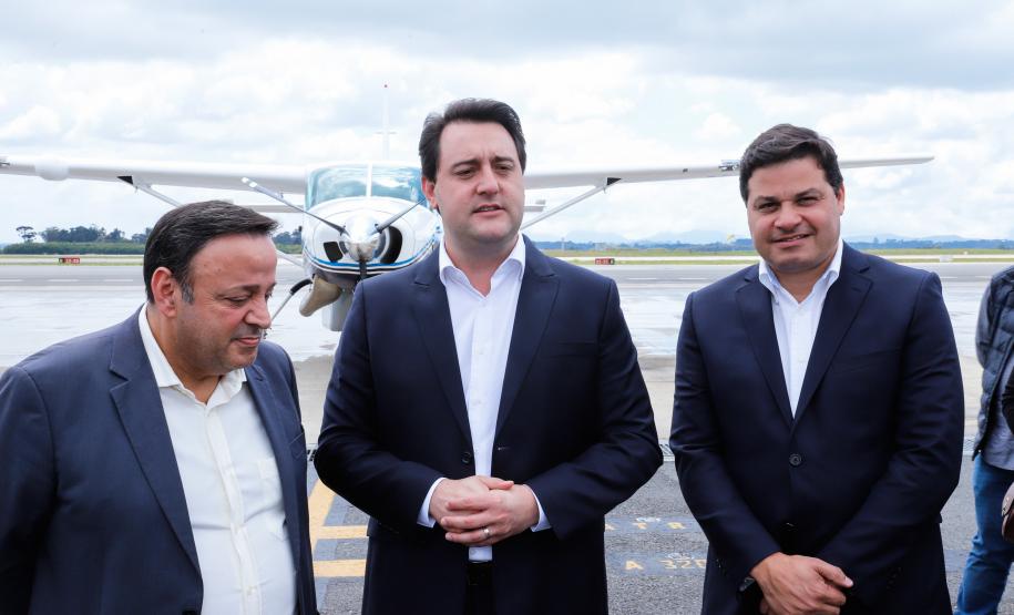 Dois potentes jatos de água batizaram simbolicamente as primeiras aeronaves que partiram com voos de Curitiba para o Interior do Estado inaugurando oficialmente, nesta terça-feira (22), o programa Voe Paraná. O governador Carlos Massa Ratinho Junior acompanhou a estreia no Aeroporto Afonso Pena, em São José dos Pinhais, recepcionando os primeiros passageiros com destino ao Interior do Estado.