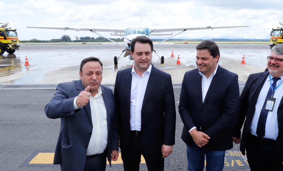 Dois potentes jatos de água batizaram simbolicamente as primeiras aeronaves que partiram com voos de Curitiba para o Interior do Estado inaugurando oficialmente, nesta terça-feira (22), o programa Voe Paraná. O governador Carlos Massa Ratinho Junior acompanhou a estreia no Aeroporto Afonso Pena, em São José dos Pinhais, recepcionando os primeiros passageiros com destino ao Interior do Estado.