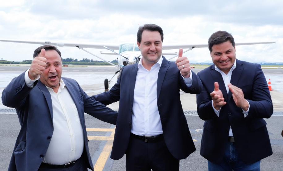 Dois potentes jatos de água batizaram simbolicamente as primeiras aeronaves que partiram com voos de Curitiba para o Interior do Estado inaugurando oficialmente, nesta terça-feira (22), o programa Voe Paraná. O governador Carlos Massa Ratinho Junior acompanhou a estreia no Aeroporto Afonso Pena, em São José dos Pinhais, recepcionando os primeiros passageiros com destino ao Interior do Estado.