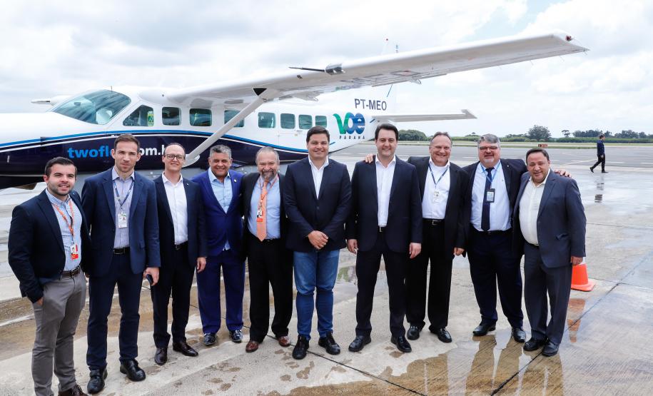 Dois potentes jatos de água batizaram simbolicamente as primeiras aeronaves que partiram com voos de Curitiba para o Interior do Estado inaugurando oficialmente, nesta terça-feira (22), o programa Voe Paraná. O governador Carlos Massa Ratinho Junior acompanhou a estreia no Aeroporto Afonso Pena, em São José dos Pinhais, recepcionando os primeiros passageiros com destino ao Interior do Estado.