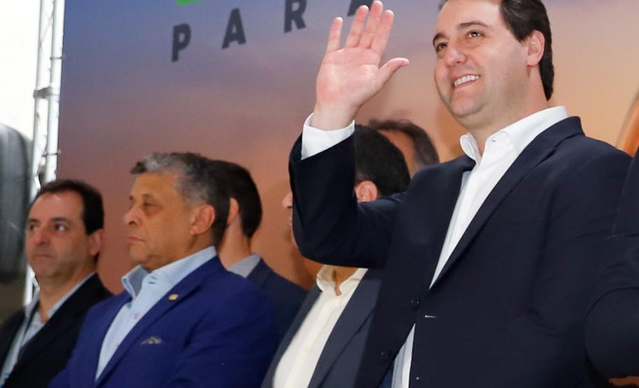 Dois potentes jatos de água batizaram simbolicamente as primeiras aeronaves que partiram com voos de Curitiba para o Interior do Estado inaugurando oficialmente, nesta terça-feira (22), o programa Voe Paraná. O governador Carlos Massa Ratinho Junior acompanhou a estreia no Aeroporto Afonso Pena, em São José dos Pinhais, recepcionando os primeiros passageiros com destino ao Interior do Estado.