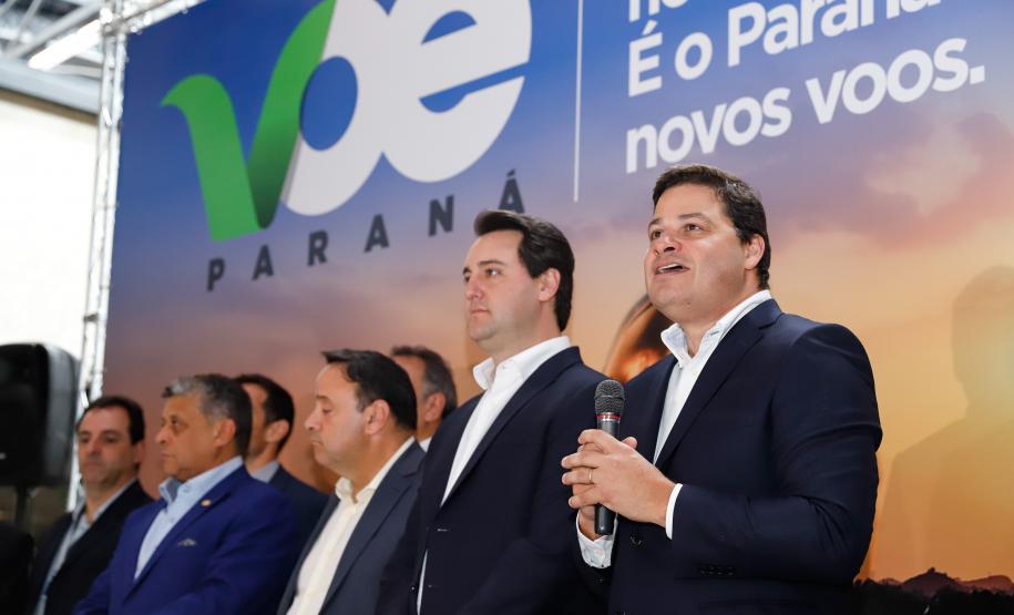 Dois potentes jatos de água batizaram simbolicamente as primeiras aeronaves que partiram com voos de Curitiba para o Interior do Estado inaugurando oficialmente, nesta terça-feira (22), o programa Voe Paraná. O governador Carlos Massa Ratinho Junior acompanhou a estreia no Aeroporto Afonso Pena, em São José dos Pinhais, recepcionando os primeiros passageiros com destino ao Interior do Estado.