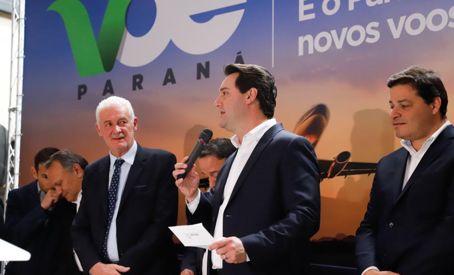 Dois potentes jatos de água batizaram simbolicamente as primeiras aeronaves que partiram com voos de Curitiba para o Interior do Estado inaugurando oficialmente, nesta terça-feira (22), o programa Voe Paraná. O governador Carlos Massa Ratinho Junior acompanhou a estreia no Aeroporto Afonso Pena, em São José dos Pinhais, recepcionando os primeiros passageiros com destino ao Interior do Estado.