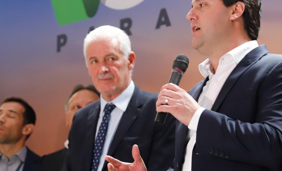 Dois potentes jatos de água batizaram simbolicamente as primeiras aeronaves que partiram com voos de Curitiba para o Interior do Estado inaugurando oficialmente, nesta terça-feira (22), o programa Voe Paraná. O governador Carlos Massa Ratinho Junior acompanhou a estreia no Aeroporto Afonso Pena, em São José dos Pinhais, recepcionando os primeiros passageiros com destino ao Interior do Estado.