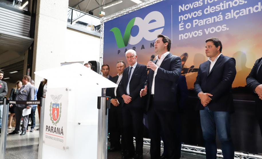 Dois potentes jatos de água batizaram simbolicamente as primeiras aeronaves que partiram com voos de Curitiba para o Interior do Estado inaugurando oficialmente, nesta terça-feira (22), o programa Voe Paraná. O governador Carlos Massa Ratinho Junior acompanhou a estreia no Aeroporto Afonso Pena, em São José dos Pinhais, recepcionando os primeiros passageiros com destino ao Interior do Estado.