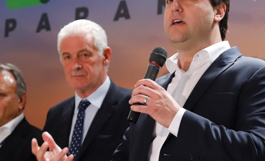 Dois potentes jatos de água batizaram simbolicamente as primeiras aeronaves que partiram com voos de Curitiba para o Interior do Estado inaugurando oficialmente, nesta terça-feira (22), o programa Voe Paraná. O governador Carlos Massa Ratinho Junior acompanhou a estreia no Aeroporto Afonso Pena, em São José dos Pinhais, recepcionando os primeiros passageiros com destino ao Interior do Estado.