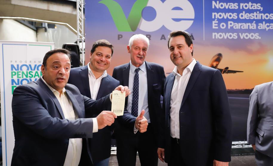 Dois potentes jatos de água batizaram simbolicamente as primeiras aeronaves que partiram com voos de Curitiba para o Interior do Estado inaugurando oficialmente, nesta terça-feira (22), o programa Voe Paraná. O governador Carlos Massa Ratinho Junior acompanhou a estreia no Aeroporto Afonso Pena, em São José dos Pinhais, recepcionando os primeiros passageiros com destino ao Interior do Estado.