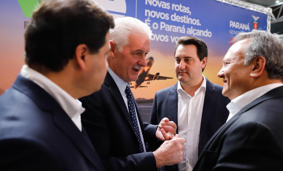 Dois potentes jatos de água batizaram simbolicamente as primeiras aeronaves que partiram com voos de Curitiba para o Interior do Estado inaugurando oficialmente, nesta terça-feira (22), o programa Voe Paraná. O governador Carlos Massa Ratinho Junior acompanhou a estreia no Aeroporto Afonso Pena, em São José dos Pinhais, recepcionando os primeiros passageiros com destino ao Interior do Estado.