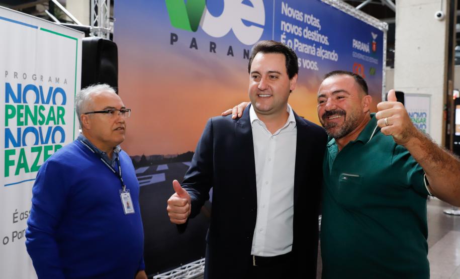 Dois potentes jatos de água batizaram simbolicamente as primeiras aeronaves que partiram com voos de Curitiba para o Interior do Estado inaugurando oficialmente, nesta terça-feira (22), o programa Voe Paraná. O governador Carlos Massa Ratinho Junior acompanhou a estreia no Aeroporto Afonso Pena, em São José dos Pinhais, recepcionando os primeiros passageiros com destino ao Interior do Estado.