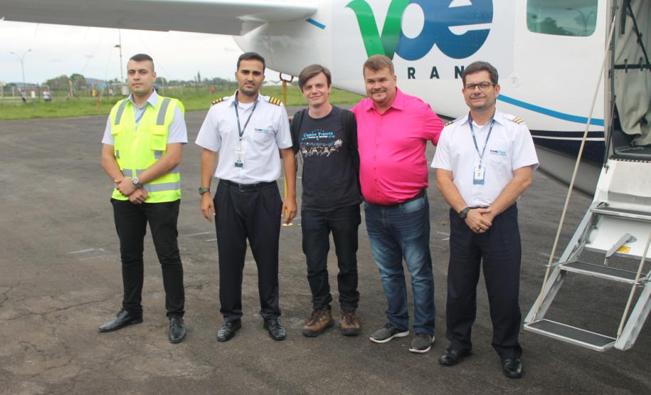 O novo voo entre Paranaguá e Curitiba, lançado nesta terça-feira (22), dura apenas 25 minutos, mas conecta o principal porto do Estado e um dos maiores em movimentação de cargas do País a qualquer destino no mundo. Serão seis voos semanais (três de ida e três de volta), nas terças, quintas e sextas. Foto:Folha do Litoral News