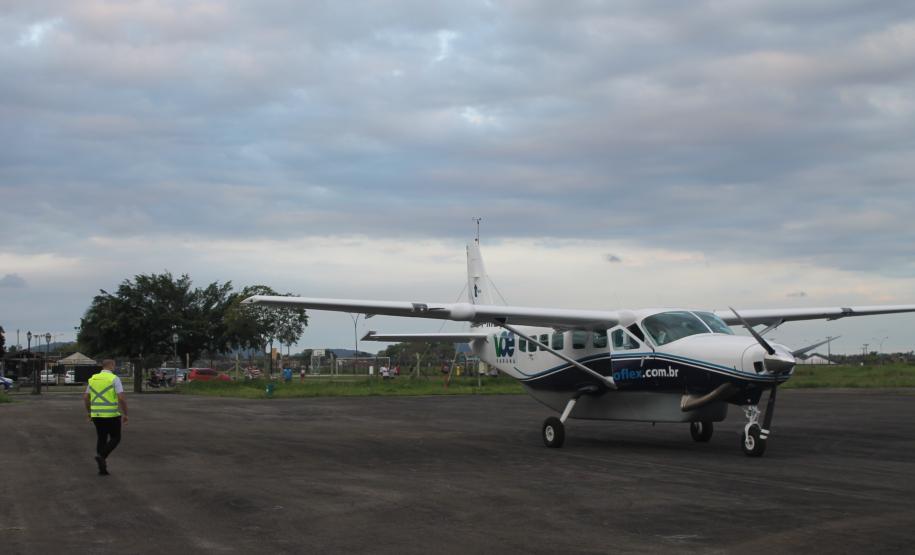 O novo voo entre Paranaguá e Curitiba, lançado nesta terça-feira (22), dura apenas 25 minutos, mas conecta o principal porto do Estado e um dos maiores em movimentação de cargas do País a qualquer destino no mundo. Serão seis voos semanais (três de ida e três de volta), nas terças, quintas e sextas. Foto:Folha do Litoral News