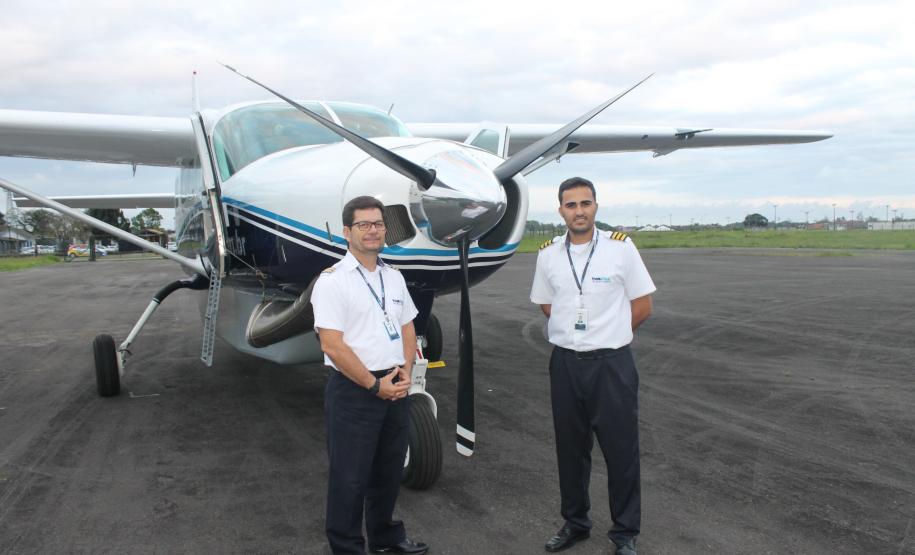 O novo voo entre Paranaguá e Curitiba, lançado nesta terça-feira (22), dura apenas 25 minutos, mas conecta o principal porto do Estado e um dos maiores em movimentação de cargas do País a qualquer destino no mundo. Serão seis voos semanais (três de ida e três de volta), nas terças, quintas e sextas. Foto:Folha do Litoral News