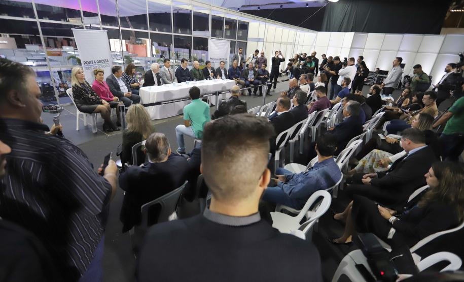 O governador concede coletiva à imprensa.Ponta Grossa, 23-10-19.Foto: Arnaldo Alves / AEN.