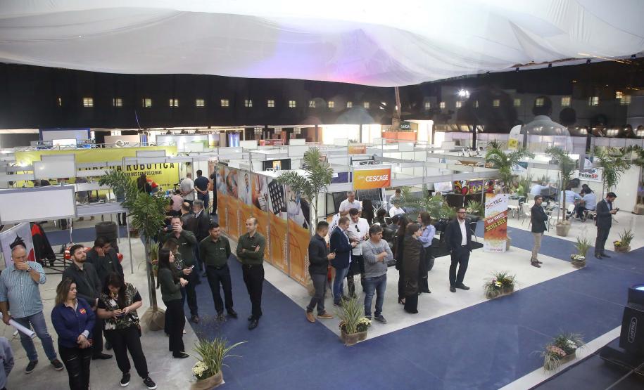 O governador também se reuniu com a equipe de governo na Feira Paraná, em Ponta Grossa. Foram discutidos temas como a reunião de prefeitos, na próxima semana em Foz do Iguaçu, os detalhes sobre o acordo de leniência com a concessionária Rodonorte, que resultará em obras prioritárias para a infraestrutura viária de Ponta Grossa e outras cidades paranaenses e a concessão do parque Vila Velha.