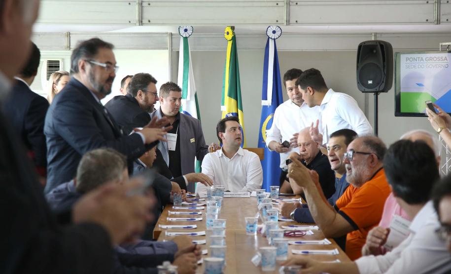 O governador também se reuniu com a equipe de governo na Feira Paraná, em Ponta Grossa. Foram discutidos temas como a reunião de prefeitos, na próxima semana em Foz do Iguaçu, os detalhes sobre o acordo de leniência com a concessionária Rodonorte, que resultará em obras prioritárias para a infraestrutura viária de Ponta Grossa e outras cidades paranaenses e a concessão do parque Vila Velha.