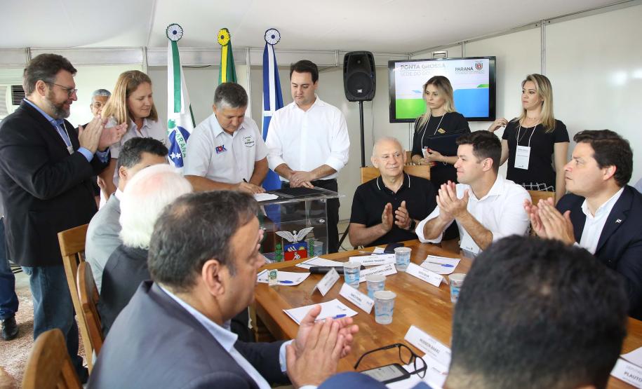 O governador também se reuniu com a equipe de governo na Feira Paraná, em Ponta Grossa. Foram discutidos temas como a reunião de prefeitos, na próxima semana em Foz do Iguaçu, os detalhes sobre o acordo de leniência com a concessionária Rodonorte, que resultará em obras prioritárias para a infraestrutura viária de Ponta Grossa e outras cidades paranaenses e a concessão do parque Vila Velha.