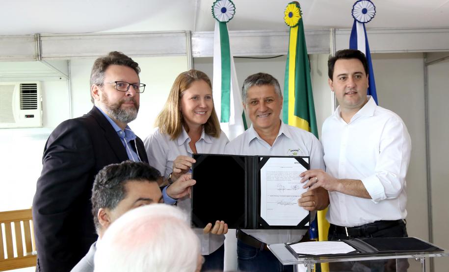 O governador também se reuniu com a equipe de governo na Feira Paraná, em Ponta Grossa. Foram discutidos temas como a reunião de prefeitos, na próxima semana em Foz do Iguaçu, os detalhes sobre o acordo de leniência com a concessionária Rodonorte, que resultará em obras prioritárias para a infraestrutura viária de Ponta Grossa e outras cidades paranaenses e a concessão do parque Vila Velha.