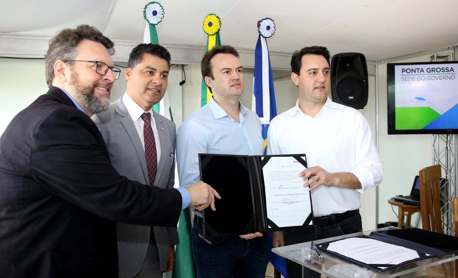 O governador também se reuniu com a equipe de governo na Feira Paraná, em Ponta Grossa. Foram discutidos temas como a reunião de prefeitos, na próxima semana em Foz do Iguaçu, os detalhes sobre o acordo de leniência com a concessionária Rodonorte, que resultará em obras prioritárias para a infraestrutura viária de Ponta Grossa e outras cidades paranaenses e a concessão do parque Vila Velha.