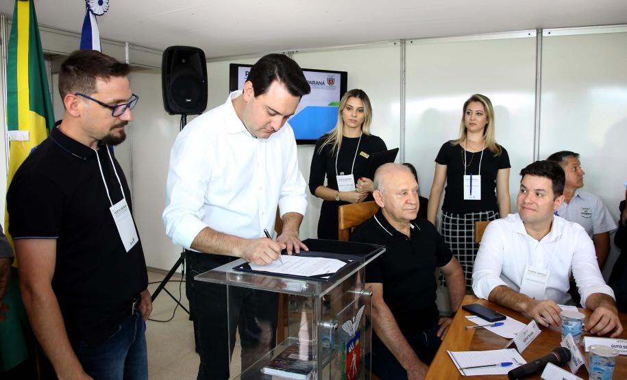 O governador também se reuniu com a equipe de governo na Feira Paraná, em Ponta Grossa. Foram discutidos temas como a reunião de prefeitos, na próxima semana em Foz do Iguaçu, os detalhes sobre o acordo de leniência com a concessionária Rodonorte, que resultará em obras prioritárias para a infraestrutura viária de Ponta Grossa e outras cidades paranaenses e a concessão do parque Vila Velha.