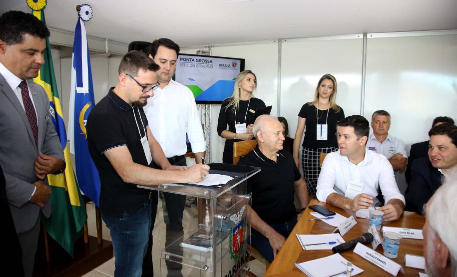 O governador também se reuniu com a equipe de governo na Feira Paraná, em Ponta Grossa. Foram discutidos temas como a reunião de prefeitos, na próxima semana em Foz do Iguaçu, os detalhes sobre o acordo de leniência com a concessionária Rodonorte, que resultará em obras prioritárias para a infraestrutura viária de Ponta Grossa e outras cidades paranaenses e a concessão do parque Vila Velha.