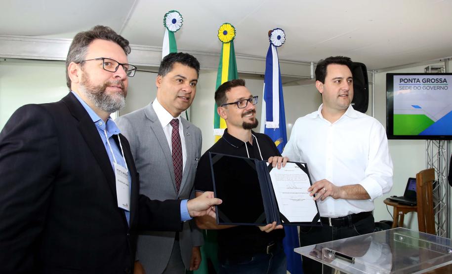 O governador também se reuniu com a equipe de governo na Feira Paraná, em Ponta Grossa. Foram discutidos temas como a reunião de prefeitos, na próxima semana em Foz do Iguaçu, os detalhes sobre o acordo de leniência com a concessionária Rodonorte, que resultará em obras prioritárias para a infraestrutura viária de Ponta Grossa e outras cidades paranaenses e a concessão do parque Vila Velha.