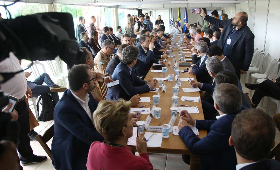 O governador também se reuniu com a equipe de governo na Feira Paraná, em Ponta Grossa. Foram discutidos temas como a reunião de prefeitos, na próxima semana em Foz do Iguaçu, os detalhes sobre o acordo de leniência com a concessionária Rodonorte, que resultará em obras prioritárias para a infraestrutura viária de Ponta Grossa e outras cidades paranaenses e a concessão do parque Vila Velha.