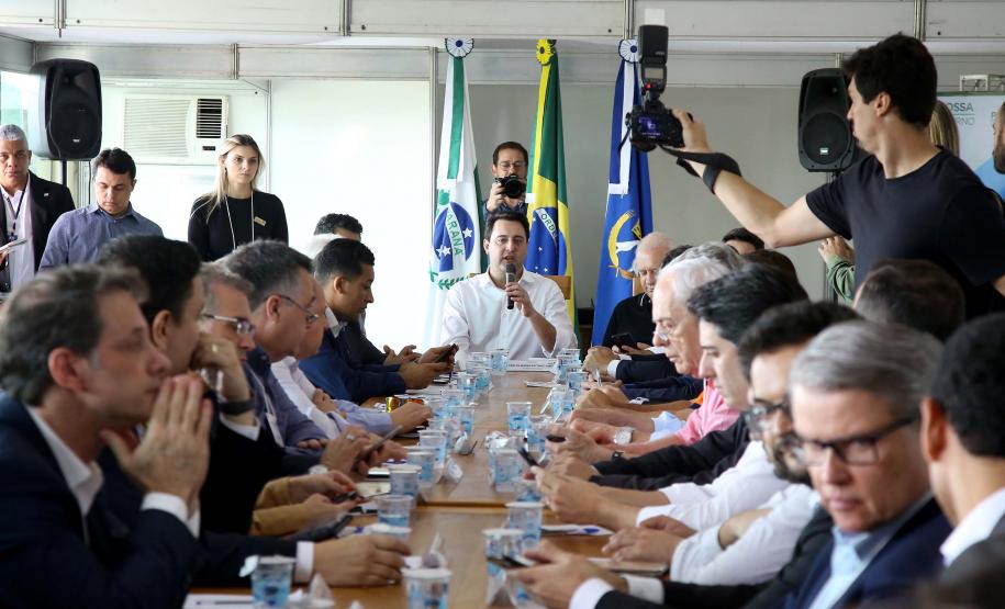 O governador também se reuniu com a equipe de governo na Feira Paraná, em Ponta Grossa. Foram discutidos temas como a reunião de prefeitos, na próxima semana em Foz do Iguaçu, os detalhes sobre o acordo de leniência com a concessionária Rodonorte, que resultará em obras prioritárias para a infraestrutura viária de Ponta Grossa e outras cidades paranaenses e a concessão do parque Vila Velha.