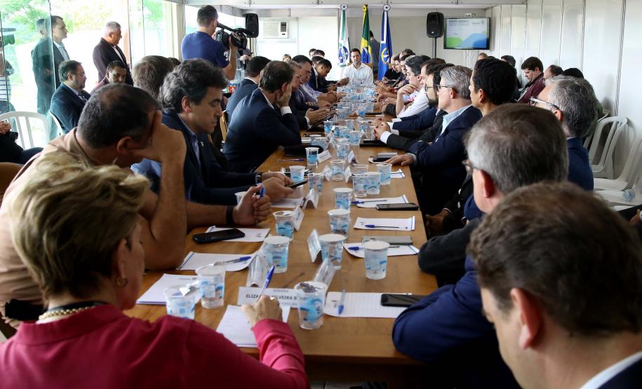 O governador também se reuniu com a equipe de governo na Feira Paraná, em Ponta Grossa. Foram discutidos temas como a reunião de prefeitos, na próxima semana em Foz do Iguaçu, os detalhes sobre o acordo de leniência com a concessionária Rodonorte, que resultará em obras prioritárias para a infraestrutura viária de Ponta Grossa e outras cidades paranaenses e a concessão do parque Vila Velha.
