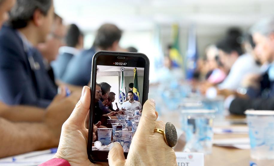 O governador também se reuniu com a equipe de governo na Feira Paraná, em Ponta Grossa. Foram discutidos temas como a reunião de prefeitos, na próxima semana em Foz do Iguaçu, os detalhes sobre o acordo de leniência com a concessionária Rodonorte, que resultará em obras prioritárias para a infraestrutura viária de Ponta Grossa e outras cidades paranaenses e a concessão do parque Vila Velha.