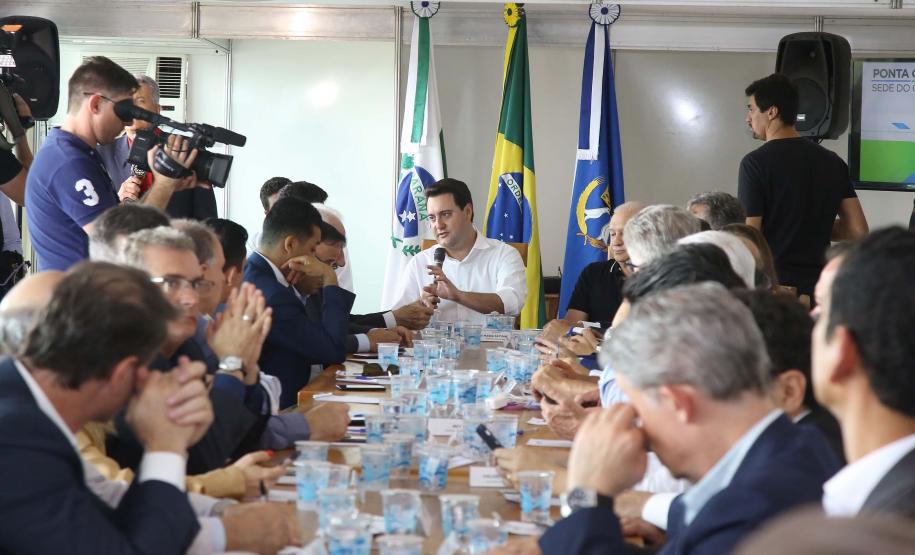 O governador também se reuniu com a equipe de governo na Feira Paraná, em Ponta Grossa. Foram discutidos temas como a reunião de prefeitos, na próxima semana em Foz do Iguaçu, os detalhes sobre o acordo de leniência com a concessionária Rodonorte, que resultará em obras prioritárias para a infraestrutura viária de Ponta Grossa e outras cidades paranaenses e a concessão do parque Vila Velha.